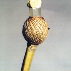 Stab, Weidenruten umwickelt, Detail mit Bergkristall